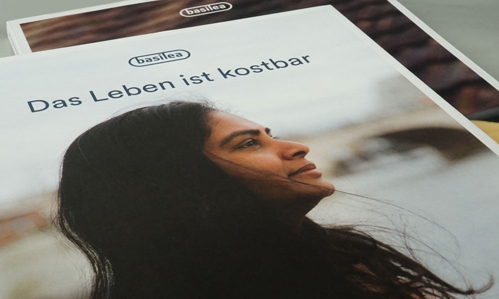 Eine Frau im Profil auf dem Geschäftsbericht von Basilea